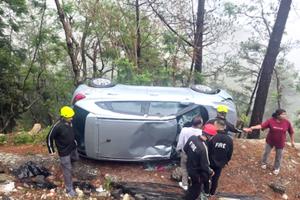 Chamoli  Road Accident: खाई में गिरने से पहले पत्थर पर अटकी कार, चार लोगों की बची जान