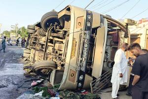 Bus Accident: बिजली के खंभे से टकराई अनियंत्रित बस, एक की मौत, 11 गंभीर घायल