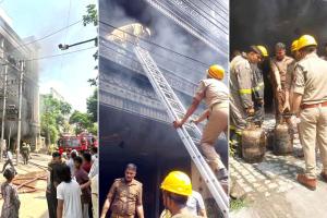 Ghaziabad Fire: रिहायशी मकान में भीषण आग, दमकल कर्मियों ने बचाई 9 जिंदगियां