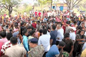 कोयला मजदूर की हत्या के बाद बवाल, ग्रामीणों ने की पुलिस से धक्का-मुक्की