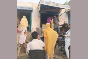 उधार न देने पर डेयरी-बेकरी की दुकान में लगाई आग, 4 लाख का सामान जला, सीसीटीवी में कैद हुआ आरोपी