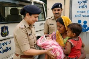 Gujarat Police: गुजरात पुलिस की भावनात्मक मिसाल, जेल में बंद महिला क़ैदी व उसके नवजात शिशु को सुरक्षित घर पहुंचाया