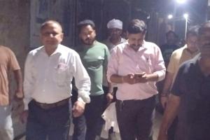 Electricity Theft: कैराना में देर रात विद्युत विभाग की छापेमारी, आठ घरों में पकड़ी बिजली चोरी