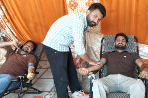 कण्डेला में स्वैच्छिक रक्तदान शिविर आयोजित, युवाओं ने उत्साह से लिया भाग