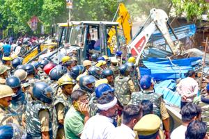 Lucknow Bulldozer Action: लखनऊ कोर्ट परिसर में चला बुलडोजर, वकीलों के 240 चैंबर और दुकानें ध्वस्त