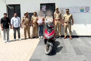 चोरी के मोबाइल, लैपटॉप और टैबलेट के साथ दो बदमाश स्कूटी सहित गिरफ्तार