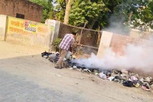 हड़ताल के बीच कूड़े के ढेरों में लगाई आग, बदबू और गंदगी से परेशान लोग