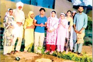 अस्थियों पर फलदार पौधा लगाकर दिया पर्यावरण संरक्षण का संदेश
