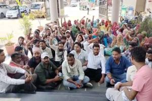 एनजीओ के सफाई कर्मियों के टेंडर में फर्जीवाड़े का आरोप, नगर परिषद कार्यालय पर धरना 