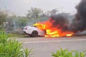 Noida Car Catches Fire: यमुना एक्सप्रेसवे पर चलती जगुआर कार में लगी आग, कुछ ही मिनटों में जलकर राख हुई लग्जरी कार