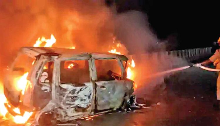 चलती कार में लगी आग, परिवार के 5 लोगों की जिंदा जलकर मौत