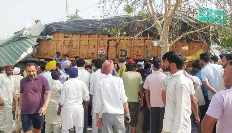 मलोट नेशनल हाईवे व लेबर चौक पर बेकाबू ट्रक ने ली दो की जान , एक गंभीर 