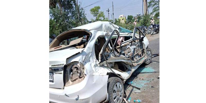 खानपुर कोलियां के नजदीक डिवाइडर से टकराई कार, दंपत्ति समेत तीन की मौत