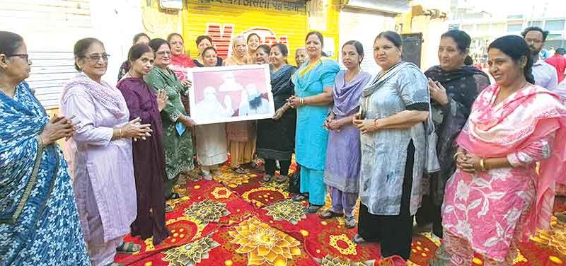 Sirsa News: एमसी मार्केट में नई दुकान लेने की खुशी नामचर्चा आयोजित कर मनाई