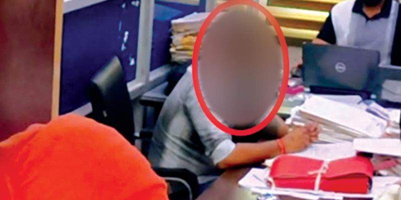 Bribe: 50 हजार रिश्वत लेते एचएसवीपी कर्मचारी रंगे हाथ  गिरफ्तार