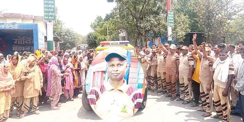 धर्मक्षेत्र-कुरुक्षेत्र के खानपुर कोलियां के शरीरदानी रघुबीर सिंह इन्सां को सेवादारों ने मानव श्रृंखला बनाकर दी अंतिम विदाई