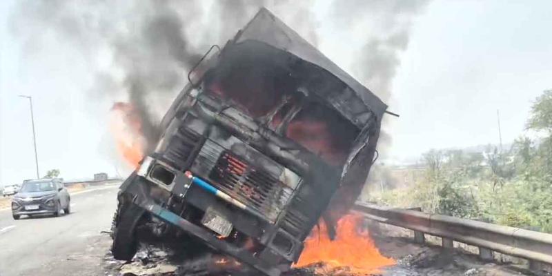 Truck Fire: मायना के पास चलते ट्रक में आग, दमकल विभाग ने कड़ी मशक्कत के बाद पाया काबू