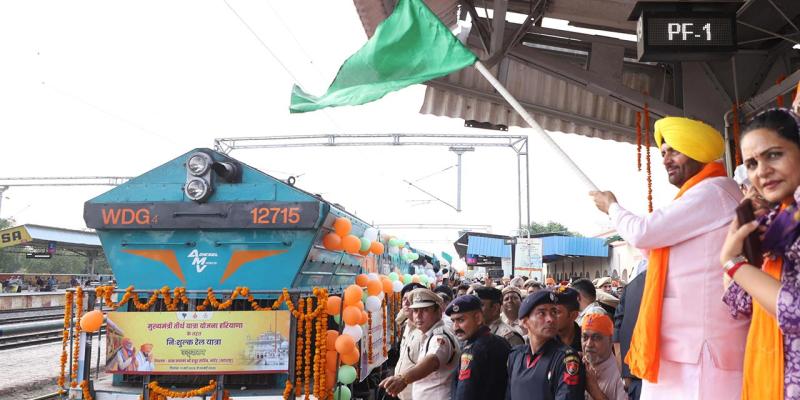 सीएम सैनी ने सिरसा से श्री नांदेड़ साहिब के लिए विशेष ट्रेन को हरी झंडी दिखाकर किया रवाना