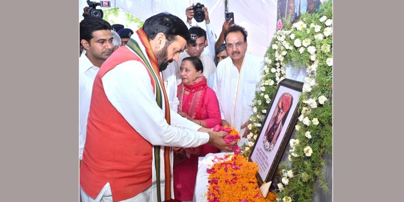 पूर्व विधायक चौधरी सहीराम को श्रद्धांजलि देने सकताखेड़ा पहुंचे सीएम नायब सैनी