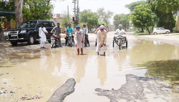 Pits, Main Roads, Accident, Officer, Punjab