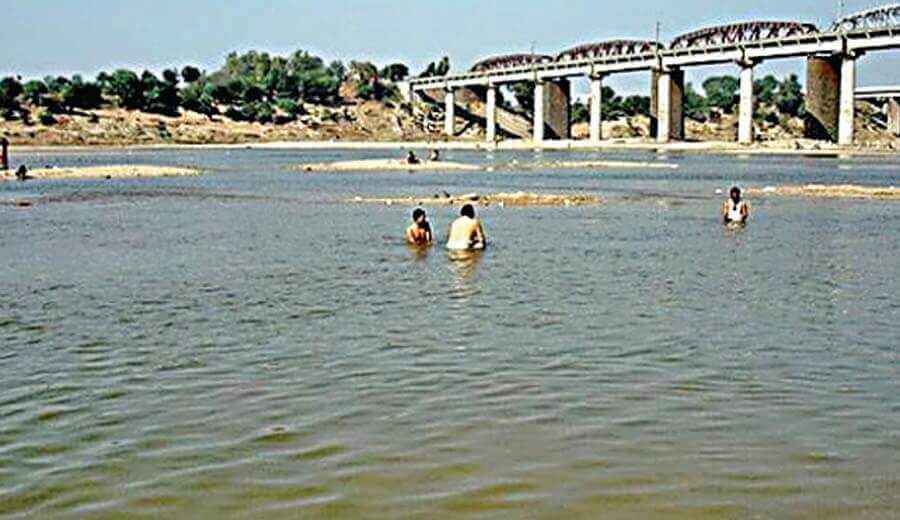 Aunt, Mother, Save, The, Girl, Immersed, In, River, Mahi