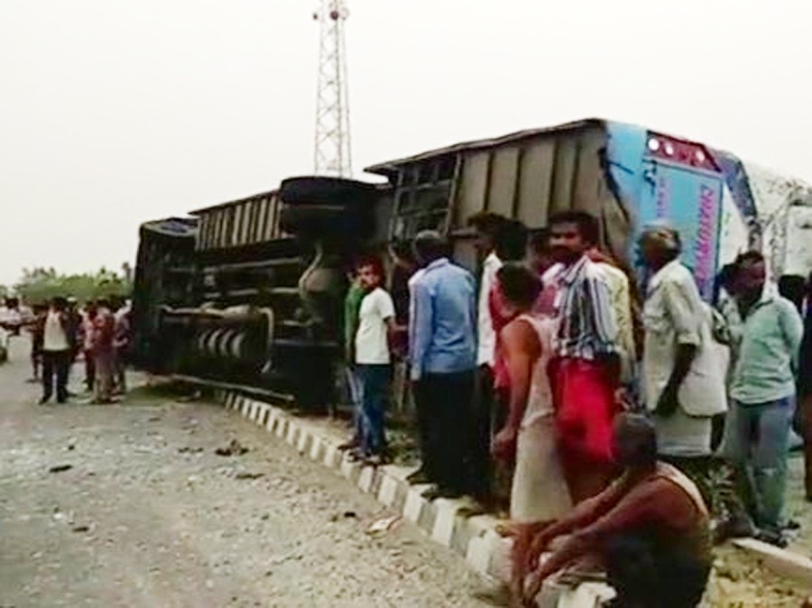 UP: 17 Killed, 30 Injured, Tourist, Bus, Reversal, Mainpuri