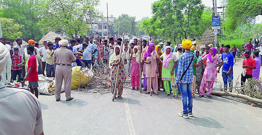 Fight, Two Sides, Disputed Land, Punjab