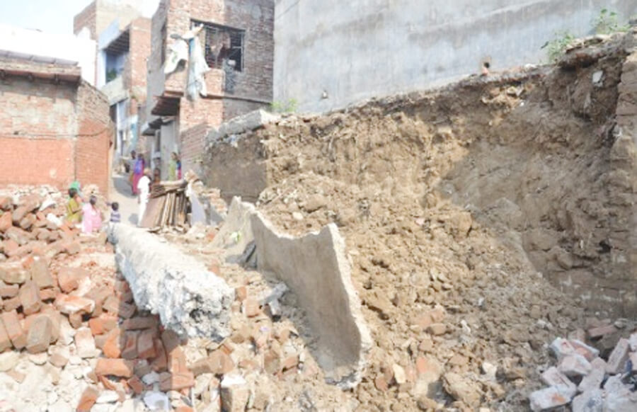 Uttar Pradesh, People, Buried, Wall, Wreckage,  Eight, Serious