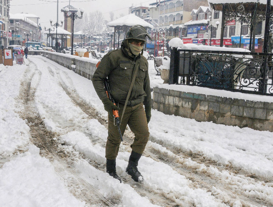 Weather Snowfall In Kashmir Rain In Delhi