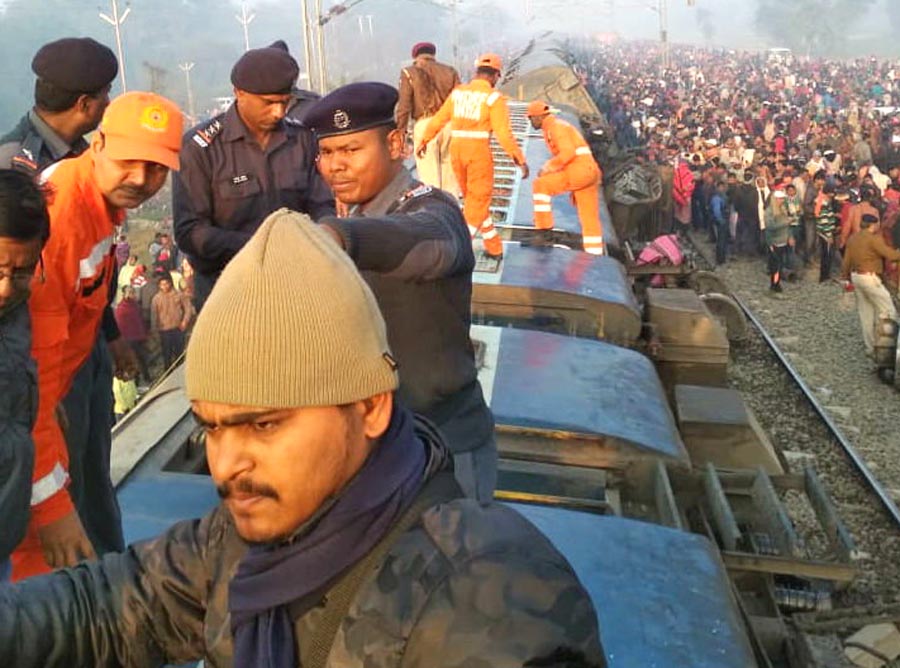 Bihar 11 Bogies Seemanchal Express Derailed 7 Killed