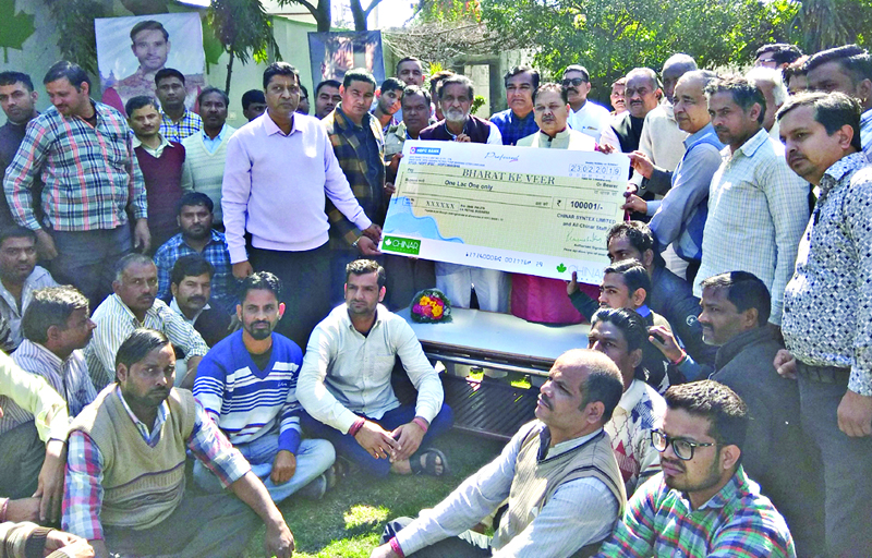 Chinar institution employees handed over one lakh check