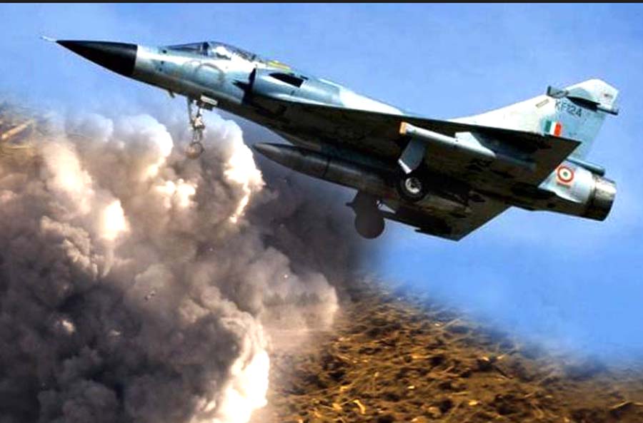 Kashmir : Pakistan aircraft violated air border dropped bombs while returning