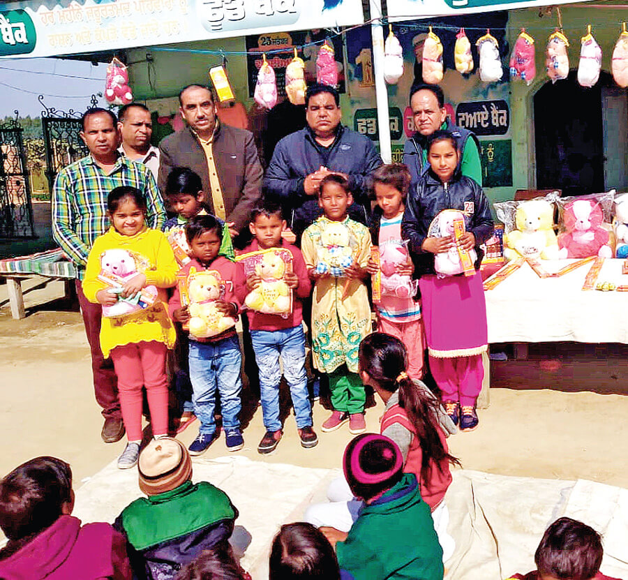 Block Malout Sadh-Sangat,  Distribute Toys, Helps Needy Childrens