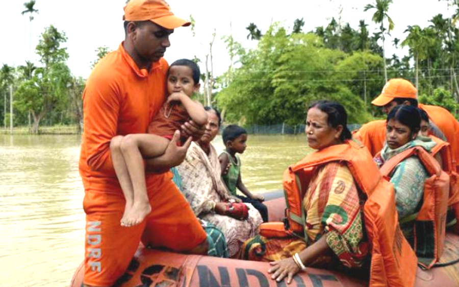 After torrential rains burst in rivers more than one thousand houses devastated by floods
