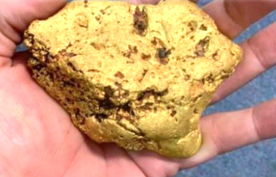 Australia 1.5 kg gold piece discovered inside the ground from metal detector cost Rs 70 lakh