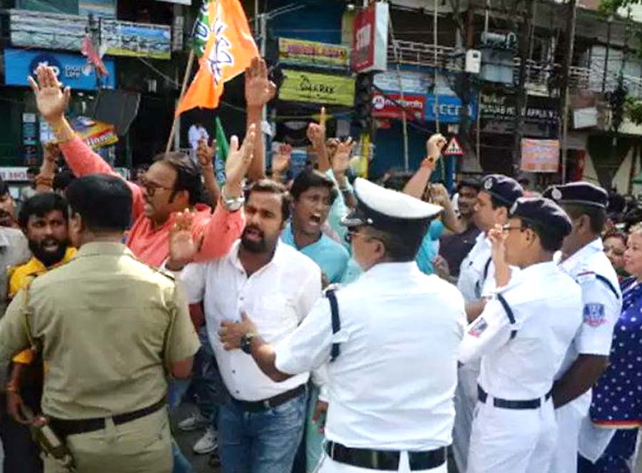 Kolkata: BJP's march against the killing of workers; Police fired tear gas shells