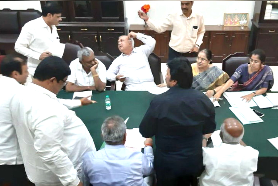 Karnataka: Congress and JDS MLAs meet to speaker speculation to resign