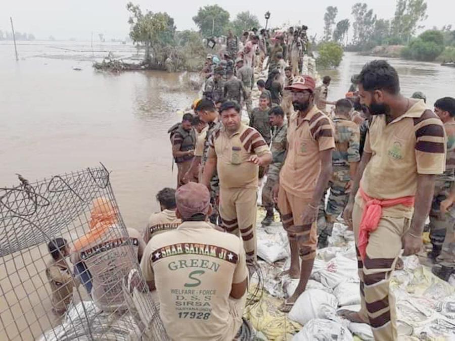 डेरा अनुयायियों ने भरी घग्गर में आई 200 फीट की दरार