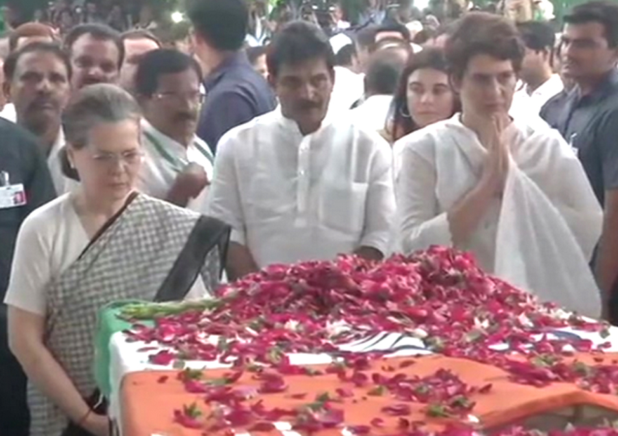 Delhi: Sheila Dikshit paid tribute to Sonia and Priyanka at Congress headquarters funeral at 2.30 pm