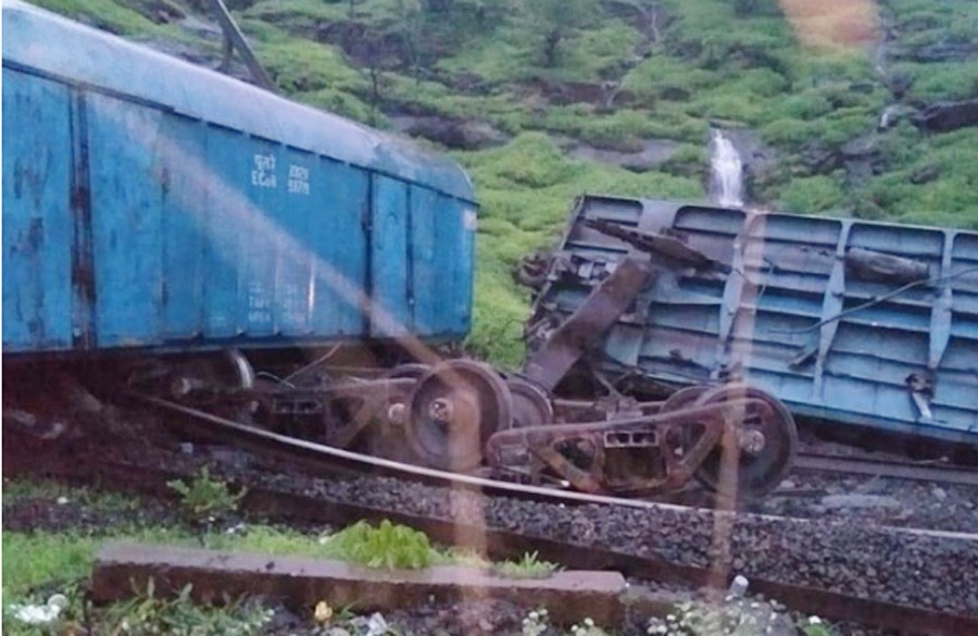 Train, Dderailed, Mumbai