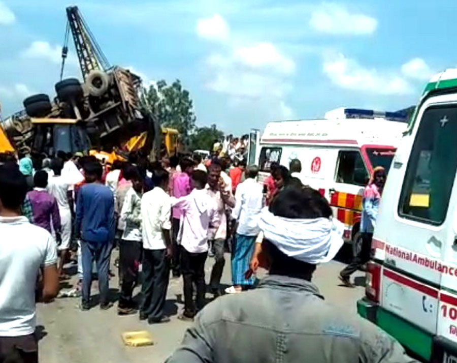 UP: Truck overturns on two vehicles filled with passengers in Shahjahanpur, 16 killed