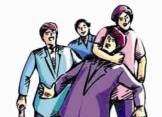 रुपए चोरी के संदेह में बालकों को बंधक बनाकर मारपीट Beaten on Money Theft