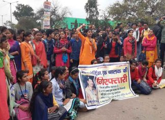 छात्र की मौत पर फूटा गुस्सा, दिल्ली-नारनौल रोड किया जाम Erupted over student's death