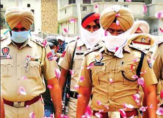 अमरपुरा गांव में लोगों ने पुलिस पर की ‘फूलों की वर्षा’ Amarpura-village