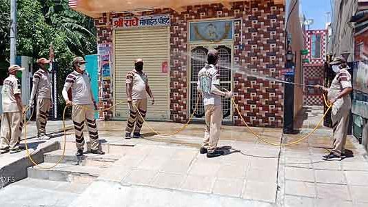 ग्रीन एस सेवादारों ने किया अनेक स्थानों पर हाईपोक्लोराईड स्प्रे Dera Followers