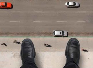 पुलिस ने खुदकुशी की कोशिश कर रहे व्यक्ति को बचाया Police-rescued