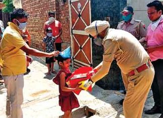 पंजाब पुलिस ने घर जाकर ‘नन्ही परी’ को दिया जन्मदिन का तोहफा Punjab Police visit home and gives birthday gift to Little angel