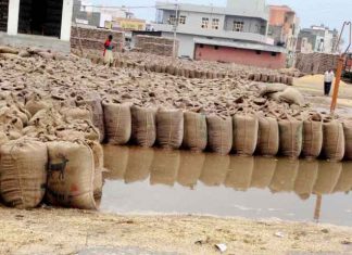 बारिश से मंडियों में खुले में पड़ा हजारों क्विंटल गेंहू भीगा rain