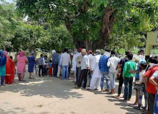 जांच कैंप में उड़ रही सोशल डिस्टेंसिंग की धज्जियां social distancing