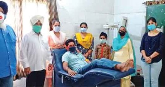समाज के लिए प्रेरणा बना परिवार, रक्तदान कर मनाया बेटी का जन्मदिन Blood Donation